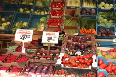 Haarlem, Hollanda, 6th Ekim 2018: Meyve ve sebzeler bir pazar. Hollandalı metin etiketleri hakkında: ahududu ve kuru erik ve birim fiyatı