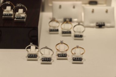 Haarlem, Hollanda - 6th Ekim 2018: Diamond nişan yüzük Euro fiyat etiketleri bir dükkan pencerede