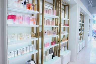 Haarlem, Hollanda - 6th Ekim 2018: lüks bir mağazada sergilenen kokuları