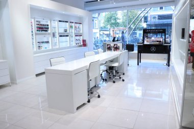 Haarlem, Hollanda - 6th Ekim 2018: at Hudson'ın Bay parfüm ve kozmetik bölümü