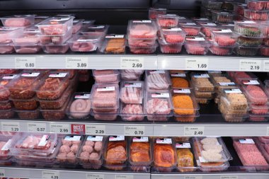 IJmuiden, Hollanda, 17th Ekim 2018: paketlenmiş et market buzdolabı farklı türde. Metin etiketleri hakkında: Felemenkçe, ürün bilgileri Euro fiyatları.