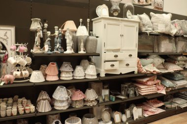 Cruquius, Hollanda - 26 Ekim 2018: mobilya ve ev dekorasyon mağazası sergilenen videolar