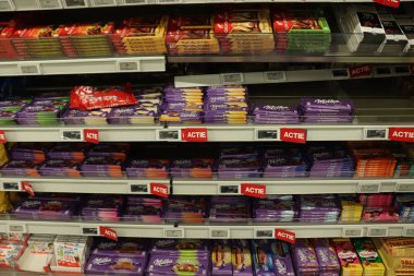 Maastricht, Hollanda, 26th Ekim 2018: çikolata bir süpermarkette çeşitli markalar. Metin etiketleri hakkında: Felemenkçe, ürün bilgileri Euro fiyatları.