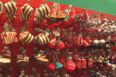 Aalsmeer, Hollanda - 7th Kasım 2018: bir mağazada sergilenen sahte şeker Noel süsleri