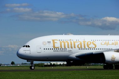 Amsterdam Hollanda - 3 Mayıs 2018: A6-EDI Emirlikleri Airbus A380-800 kalkış Polderbaan pist, Amsterdam Airport Schiphol üzerinden