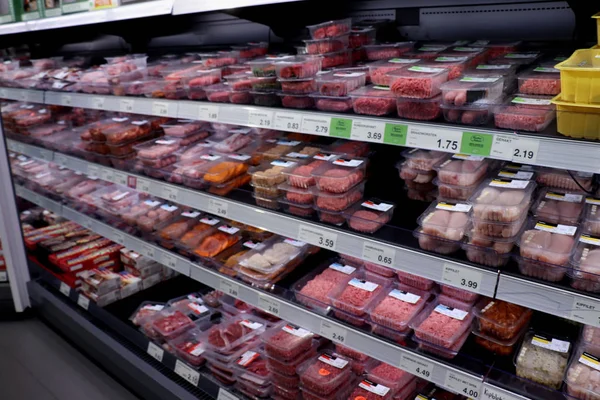 IJmuiden, Hollanda, 17th Ekim 2018: paketlenmiş et market buzdolabı farklı türde. Metin etiketleri hakkında: Felemenkçe, ürün bilgileri Euro fiyatları.