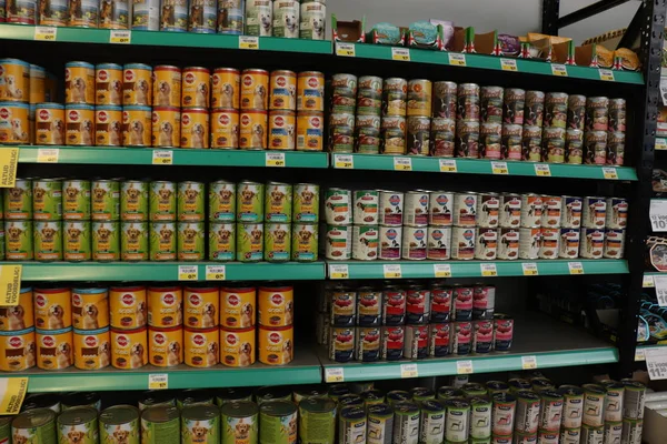 Velserbroek, Hollanda, 17th Ekim 2018: büyük bir pet shop, konserve köpek maması, iç. Metin etiketleri hakkında: ürün bilgileri ve Felemenkçe özel teklifler
