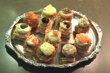 Çeşitli malzemelerle lüks bir şekilde dekore edilmiş aperatifler servis bir düğün, parmak gıda olarak