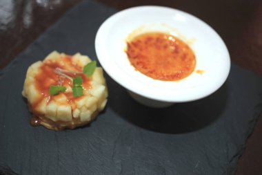 Sıcak elma tatlı sos ve yeşil garnitür ve küçük krem brulee