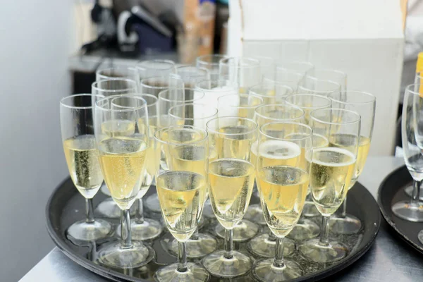Бокалы Шампанского Подносе Подаются Свадебном Приеме — стоковое фото
