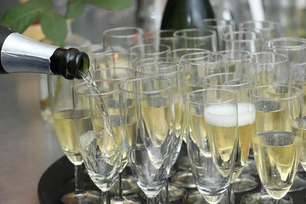 結婚披露宴をにてスタイリッシュなグラスにシャンパンを注いで — ストック写真