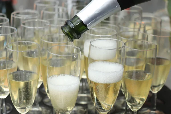 Pouring Champagne Stylish Glasses Served Wedding Reception — Stock Photo, Image