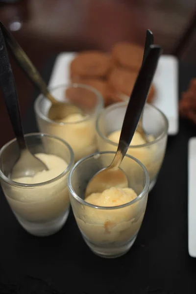 Postre Francés Con Varios Artículos Licor Crema Galletas —  Fotos de Stock