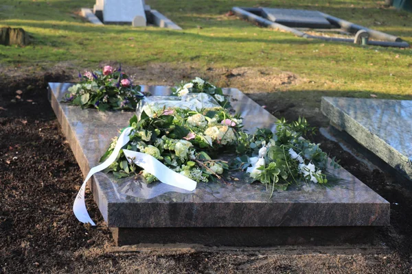 Συλλυπητήρια Λουλούδια Σατέν Κορδέλες Έναν Τάφο — Φωτογραφία Αρχείου