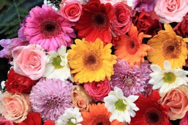 Bir düğün için çiçek düzenleme karışık: pembe, sarı ve kırmızı güller