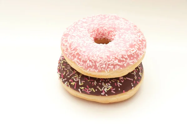 Шоколад Розовые Пончики Льдом Разноцветными Посыпками — стоковое фото
