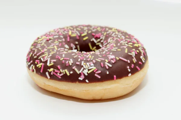 Шоколадный Пончик Льдом Разноцветными Брызгами — стоковое фото