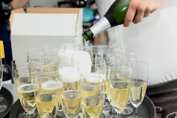 Despejando Champanhe Copos Elegantes Servido Uma Recepção Casamento — Fotografia de Stock