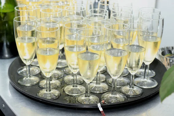 Sklenice Šampaňského Tácku Podávané Svatební Hostinu — Stock fotografie