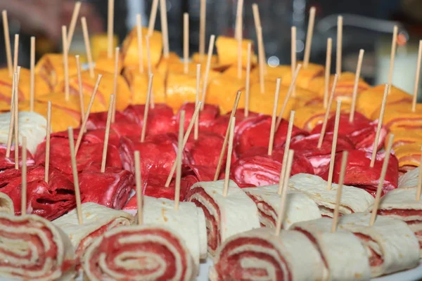 Enrole Rolos Com Vários Ingredientes Servidos Como Comida Dedo Uma — Fotografia de Stock