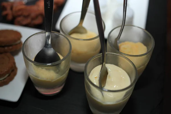 Frans Dessert Met Diverse Items Cream Liquor Cookies — Stockfoto