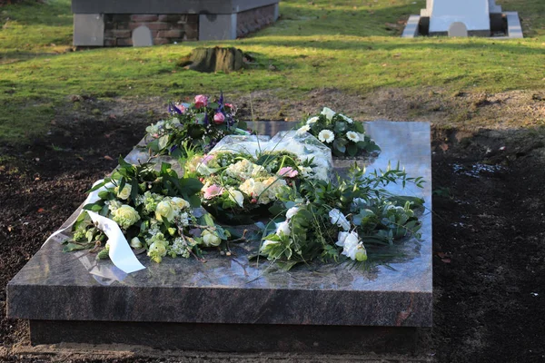 Anteilnahme Blumen Mit Satinbändern Auf Einem Grab — Stockfoto