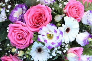 Renkli düğün çiçekleri