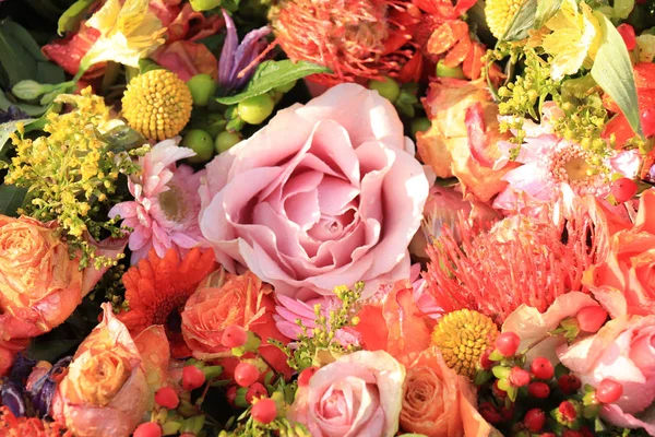 Квіти нареченої в помаранчевому, жовтому і рожевому — стокове фото