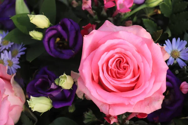 Buquê de casamento rosa e roxo — Fotografia de Stock