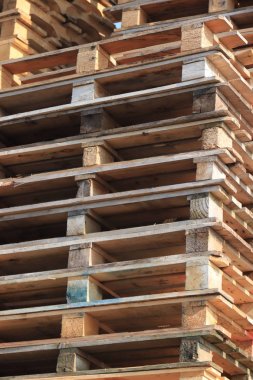 yığılmış ahşap palet