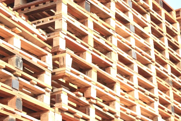 Paletas de madera apiladas — Foto de Stock