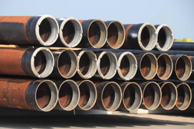 Paslı yığılmış borular