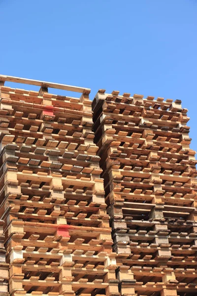Holzpaletten gestapelt — Stockfoto