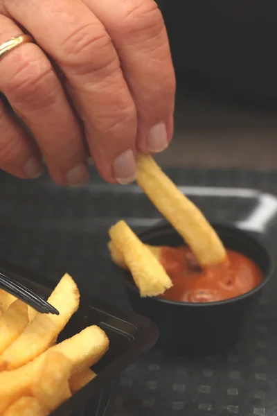 Patatine fritte olandesi con salsa di arachidi — Foto Stock