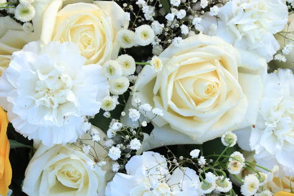 Beyaz güller, karanfiller ve çingeneler. — Stok fotoğraf