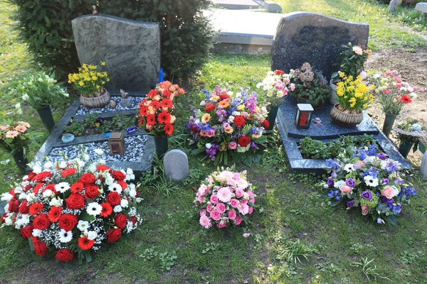 Flores funerárias em sepulturas — Fotografia de Stock