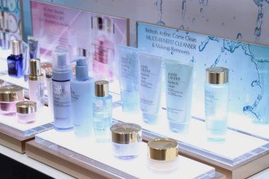 Haarlem, Hollanda - 8 Temmuz 2018: Estee Lauder cilt bakım ürünleri