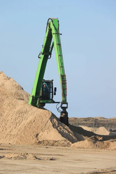 Groene graafmachine — Stockfoto