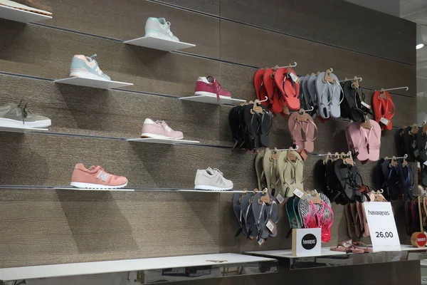 Haarlem, Hollanda - 8 Temmuz 2018: Ayakkabı mağazası nın iç tasarımı — Stok fotoğraf