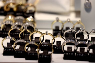 Haarlem, Hollanda - 6 Ekim 2018: Elmas nişan yüzükleri