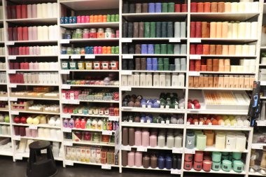 Haarlem, Hollanda - 6 Ekim 2018: iç mekanda mumlar perakende ekran