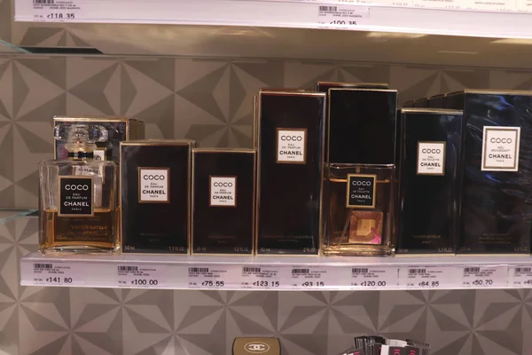 Haarlem, Nederland-8 juli 2018: Coco Chanel parfums — Stockfoto