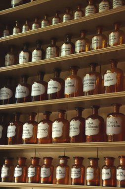 Enkhuizen, Hollanda - 12 Ekim 2018: vintage eczacı şişeleri