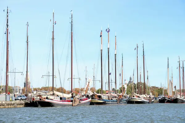 Enkhuizen, Países Baixos - 12 de outubro de 2018: navios tradicionais holandeses — Fotografia de Stock