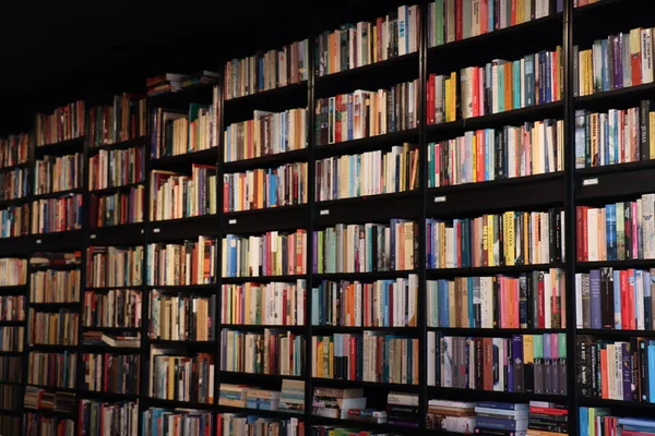 Haarlem, Holanda - 6 de outubro de 2018: livros em uma livraria — Fotografia de Stock
