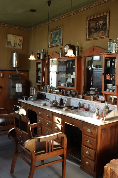 Enkhuizen, the Netherlands - October 12th 2018: Vintage barber shop interior — Stock Photo, Image