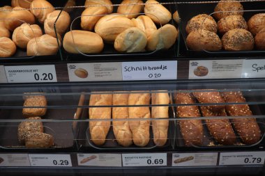 Velserbroek, Hollanda, 17 Ekim 2018: Bir mağazada ekmek