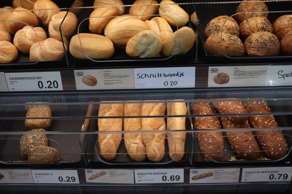 Velserbroek, Países Bajos, 17 de octubre de 2018: pan en una tienda —  Fotos de Stock