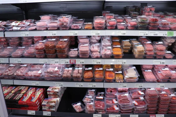 Ijmuiden, Países Bajos, 17 de octubre de 2018: Carne en un supermercado — Foto de Stock