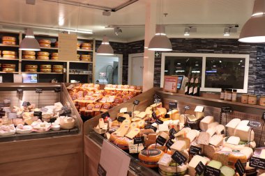 Beverwijk, Hollanda, 26 Ekim 2018: Bir mağazada peynir